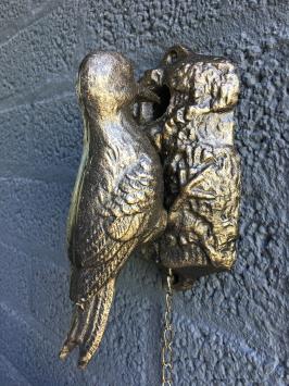 Schöner markanter Türklopfer, Specht in Bronzefarbe, Metall.